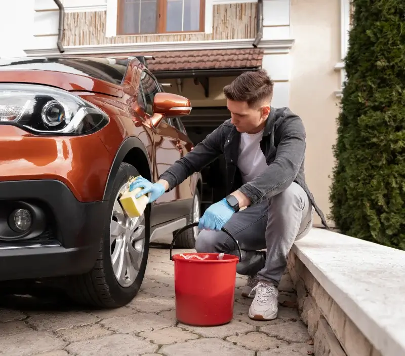 Lavage auto à domicile Manhac : professionnel intervenant sur un véhicule
